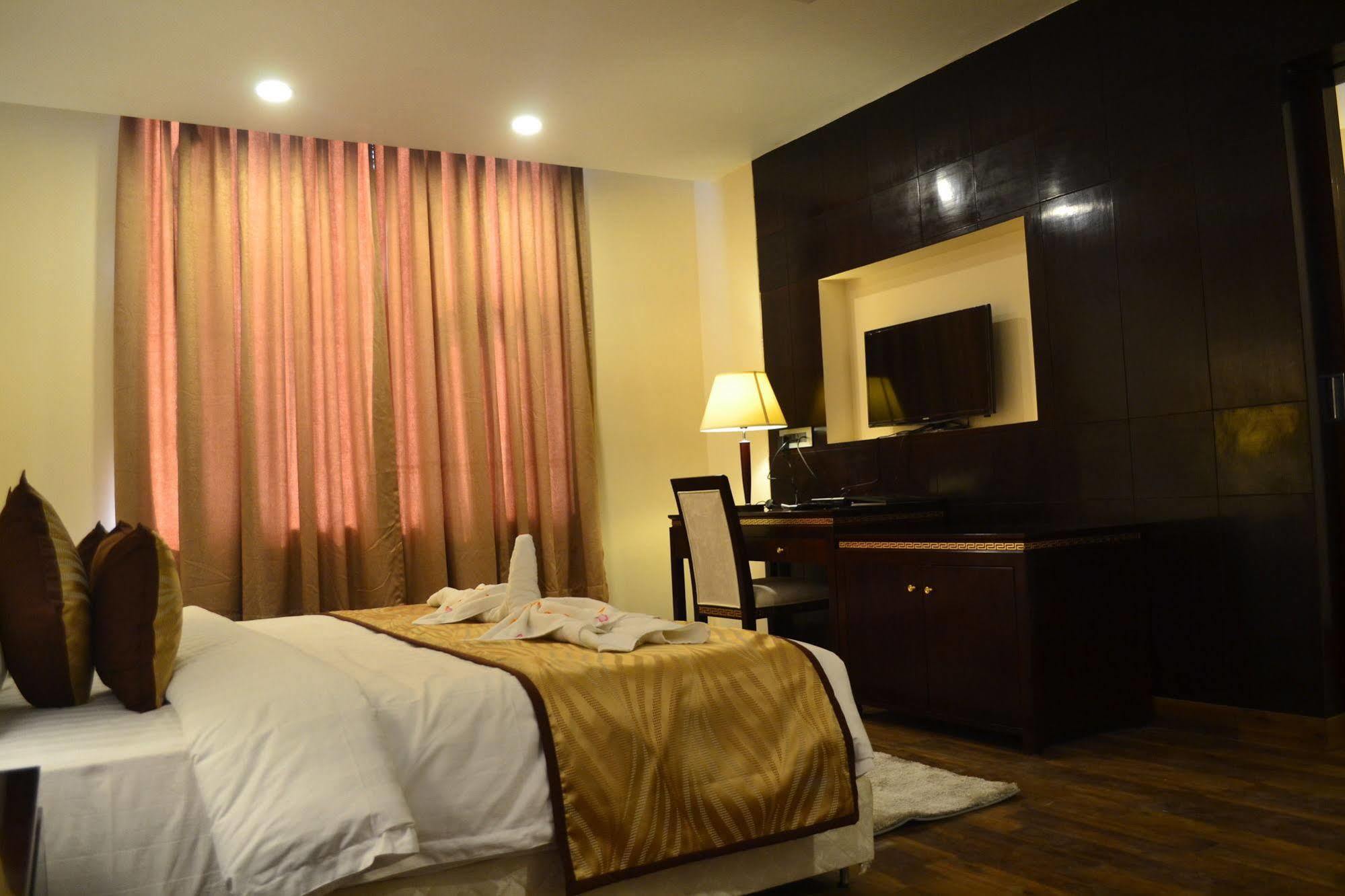 The Legend Hotel Prayagraj Exterior photo