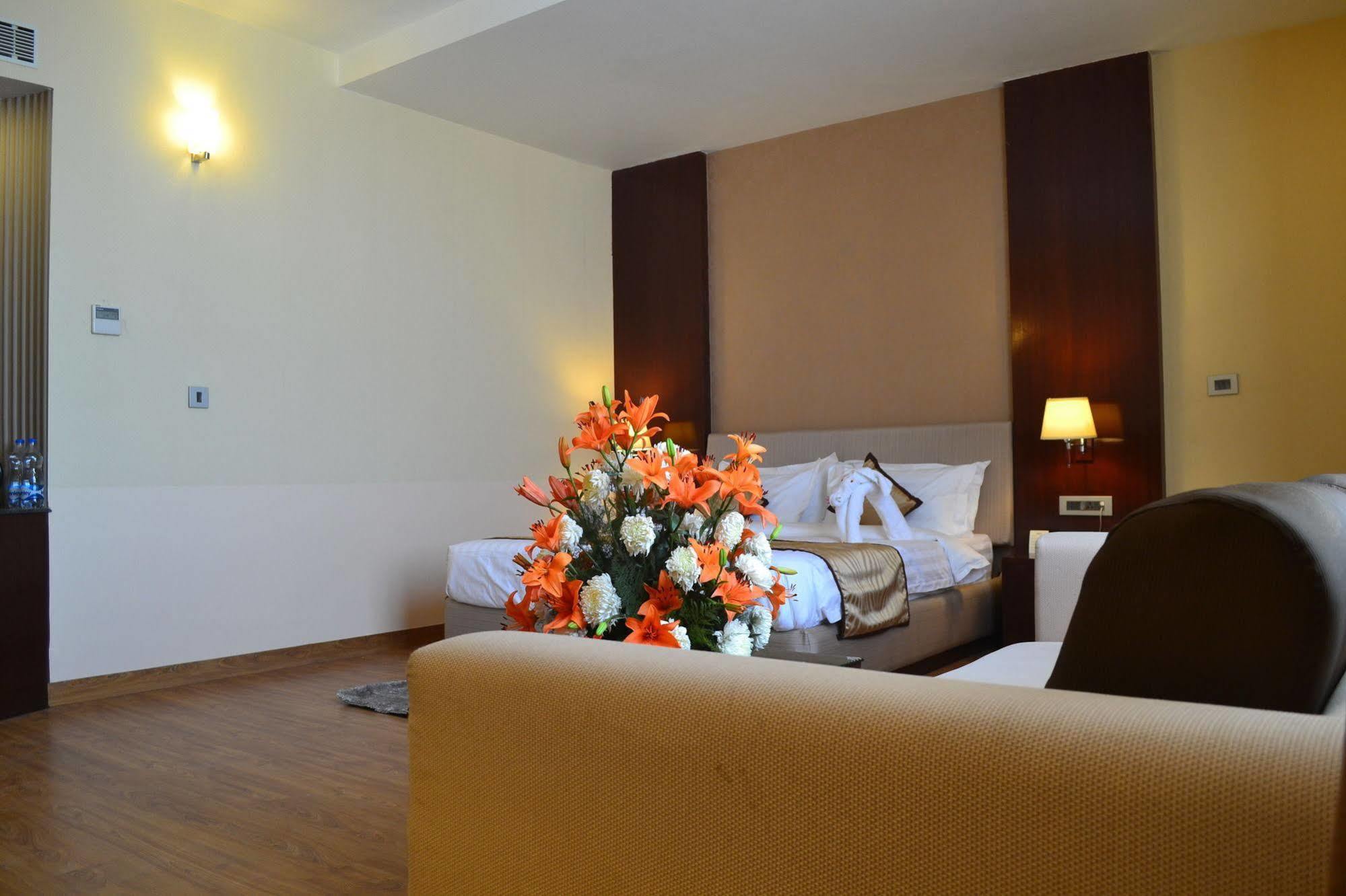 The Legend Hotel Prayagraj Exterior photo