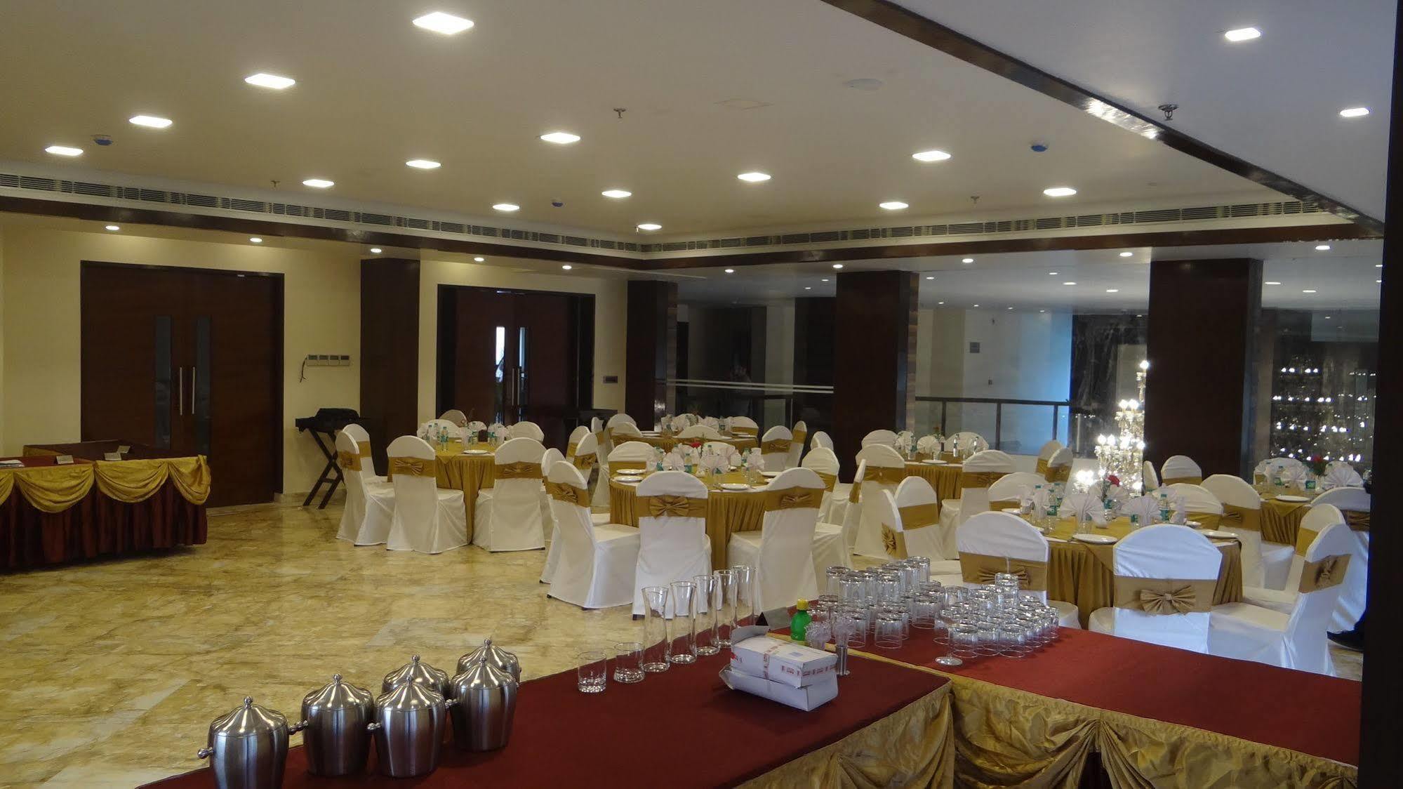 The Legend Hotel Prayagraj Exterior photo