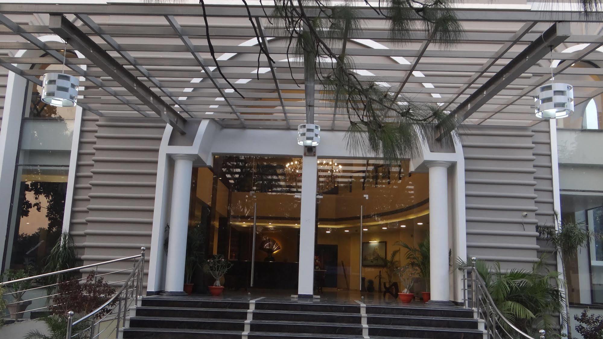 The Legend Hotel Prayagraj Exterior photo